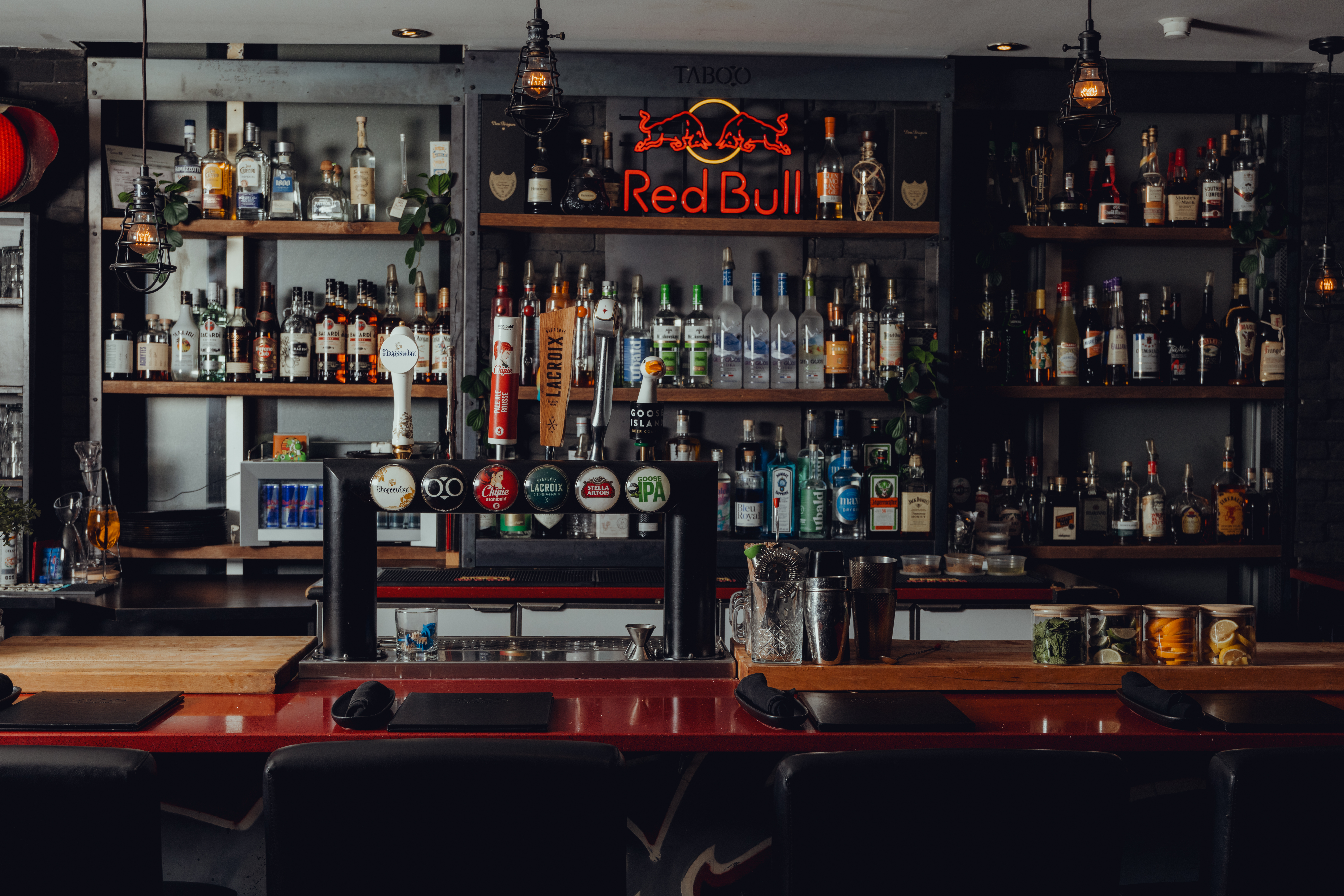 L'équipe et l'ambiance du restaurant TABOO Cuisine Rebelle