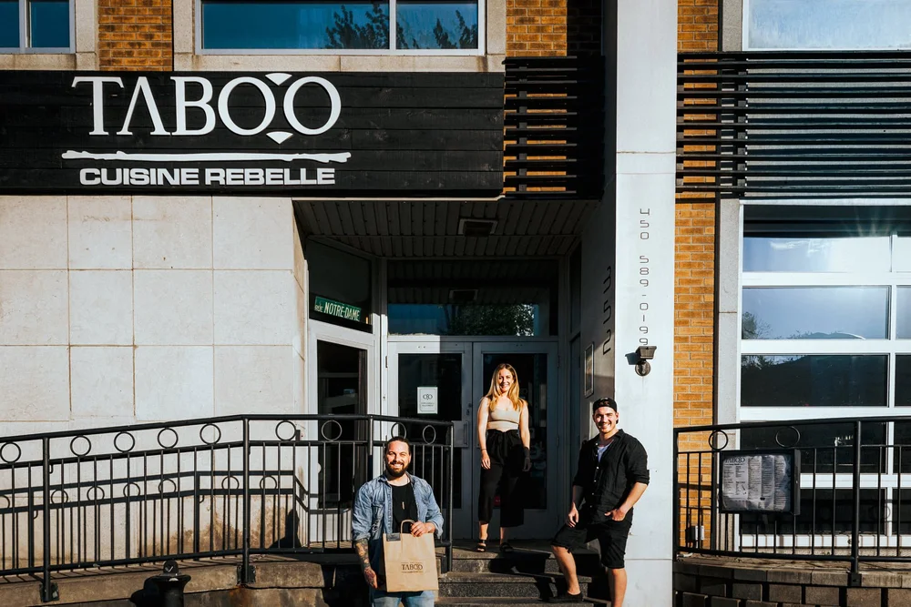 Laurence, Benjamin et Marc-André devant le restaurant TABOO Cuisine Rebelle